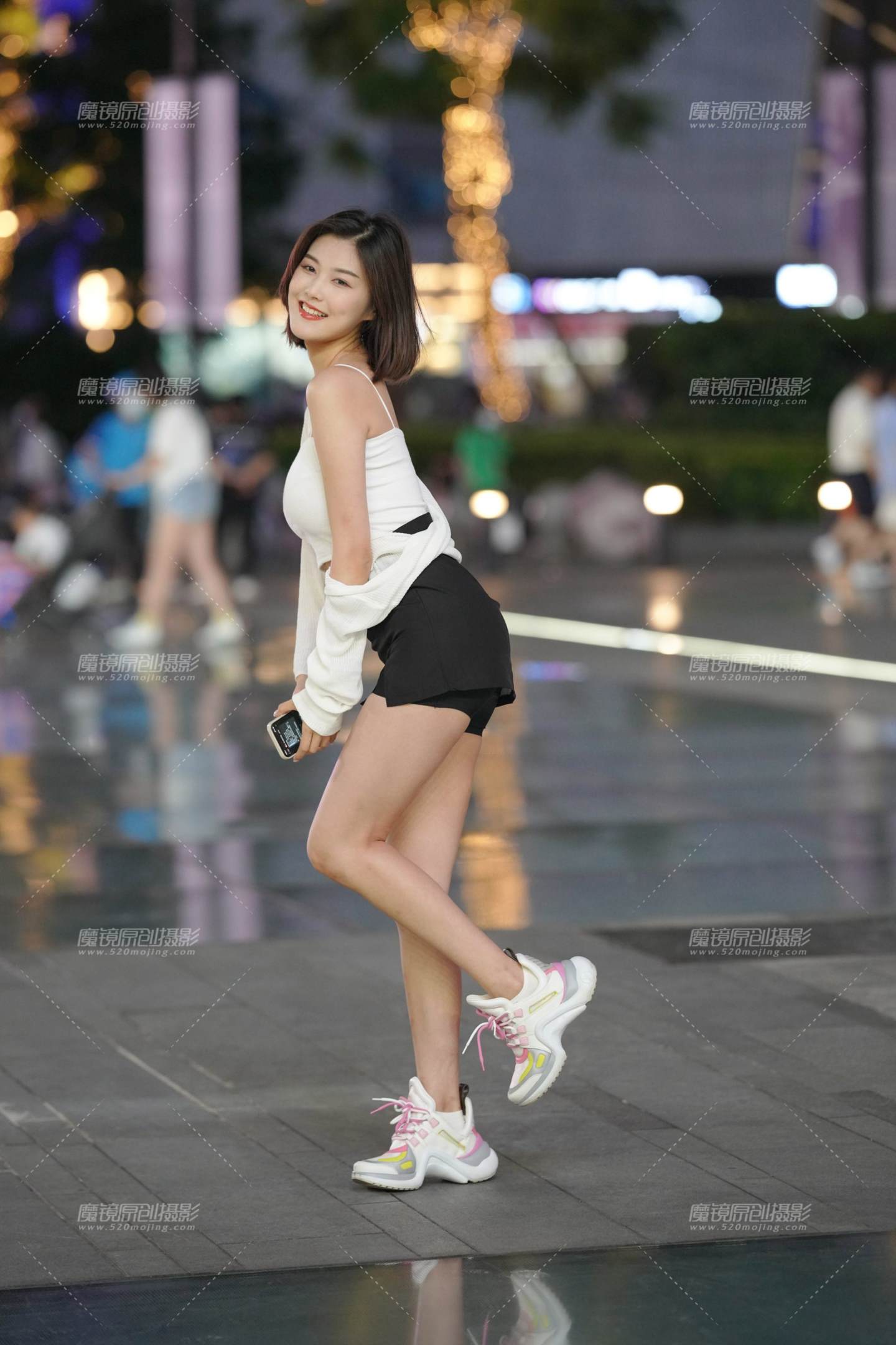 图片[1]-笑容甜美的女孩-街拍流行馆