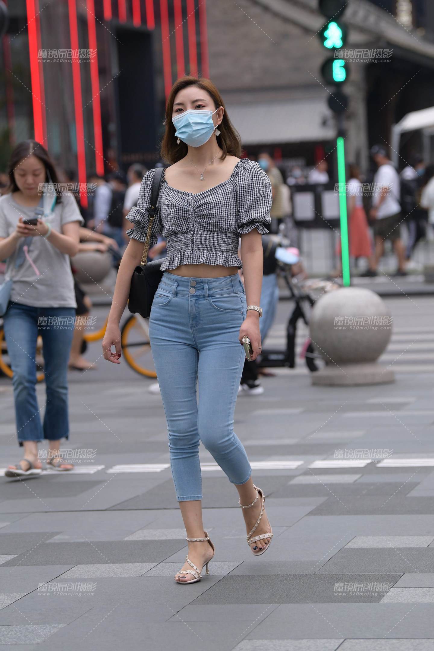 图片[1]-露腰紧牛-街拍流行馆