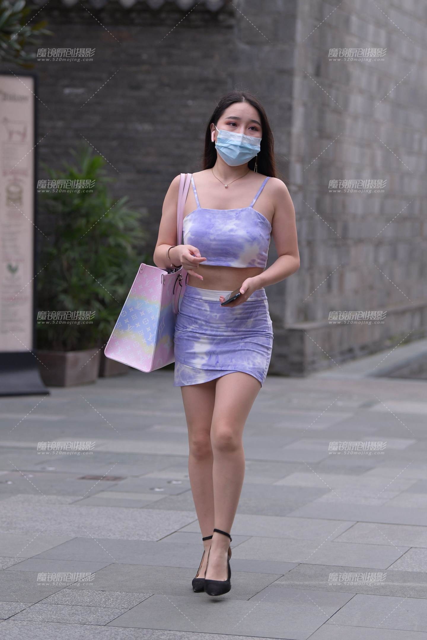 图片[1]-小吊带，翘臀美眉-街拍流行馆