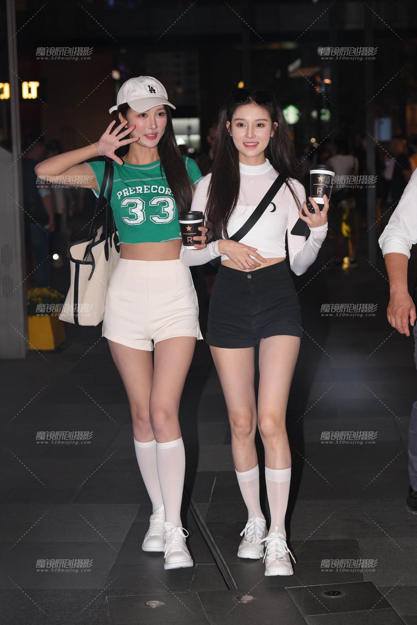 图片[1]-小腿袜，俩闺蜜~-街拍流行馆