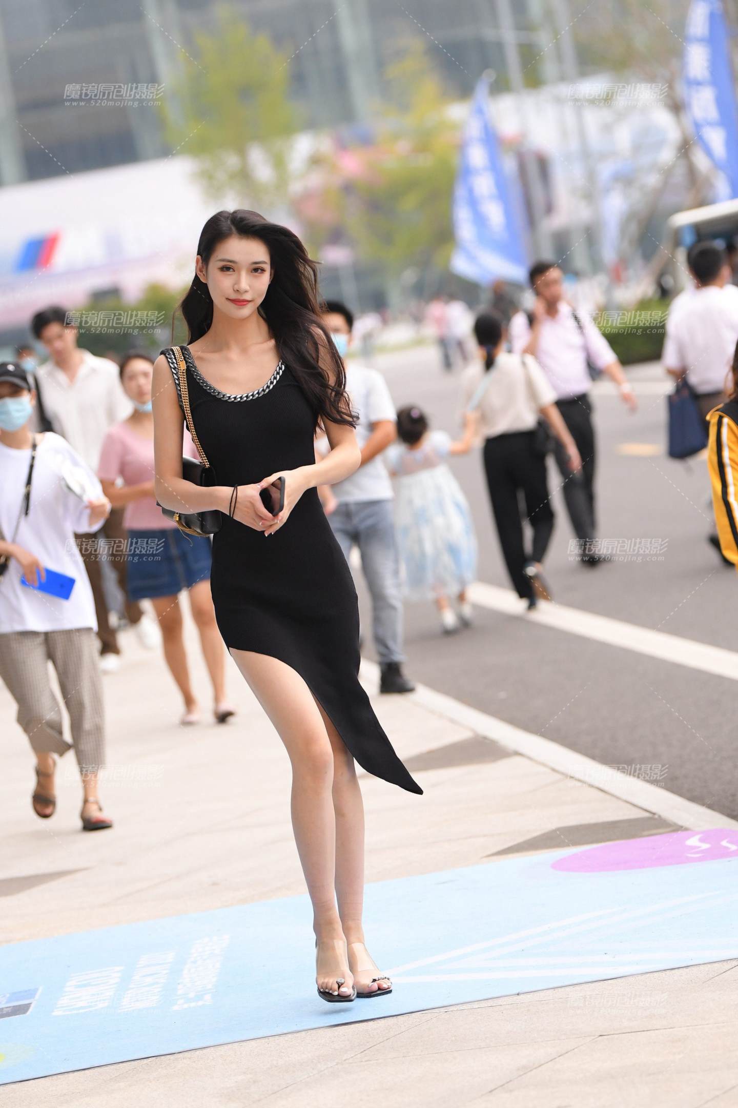 图片[1]-修长的大长腿美女-街拍流行馆