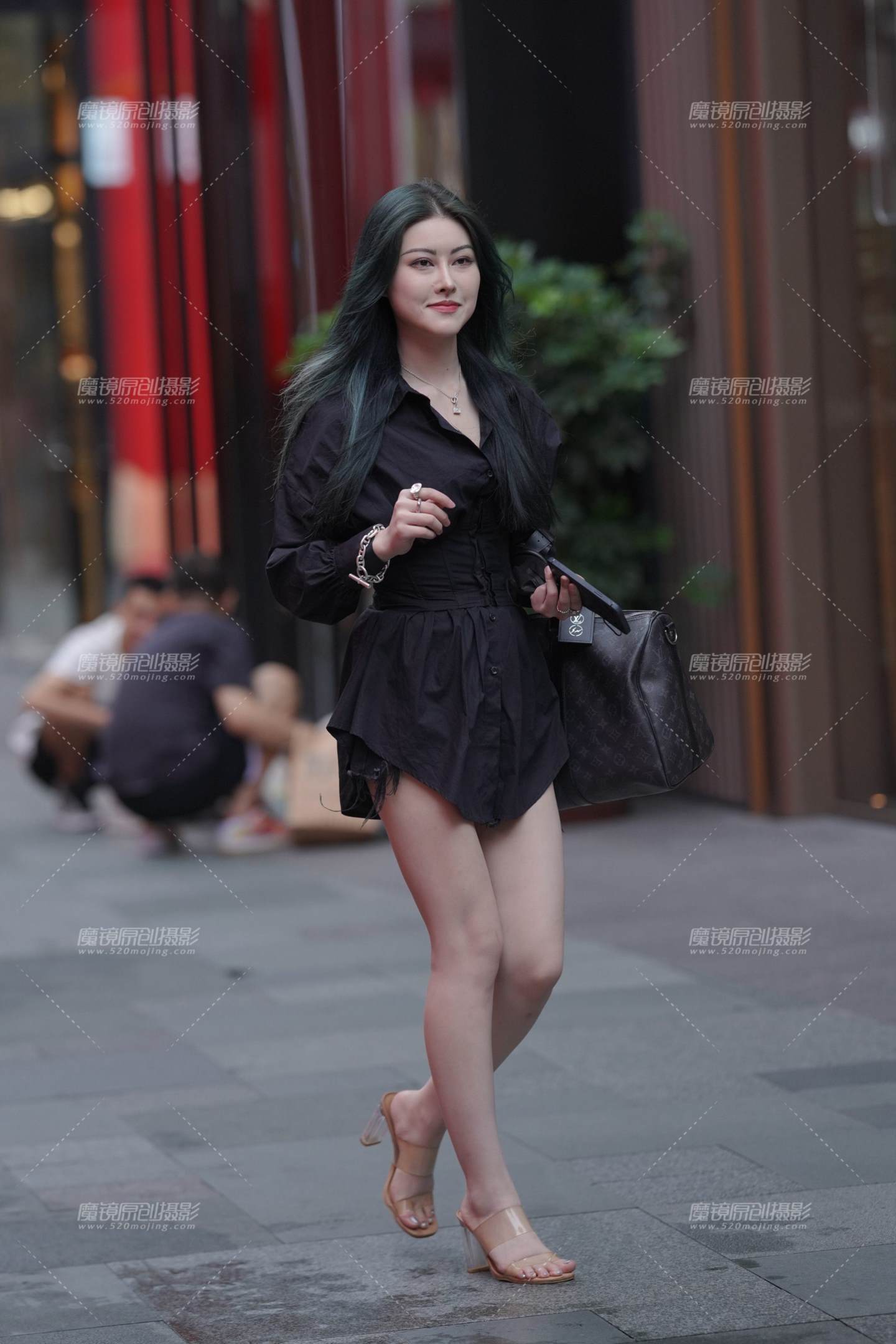 图片[1]-大白腿-街拍流行馆