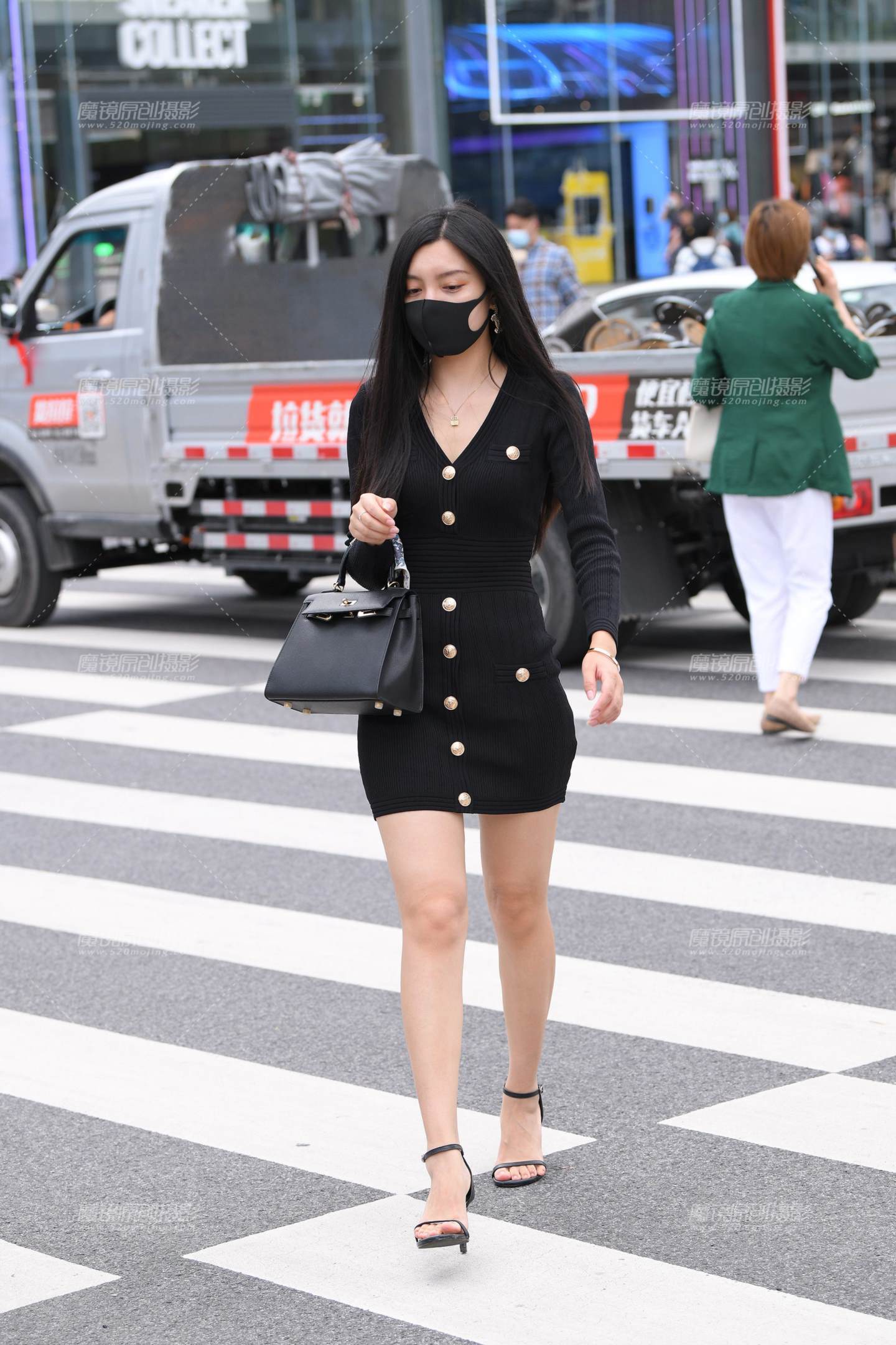 图片[1]-美腿，凉高跟，小姐姐-街拍流行馆