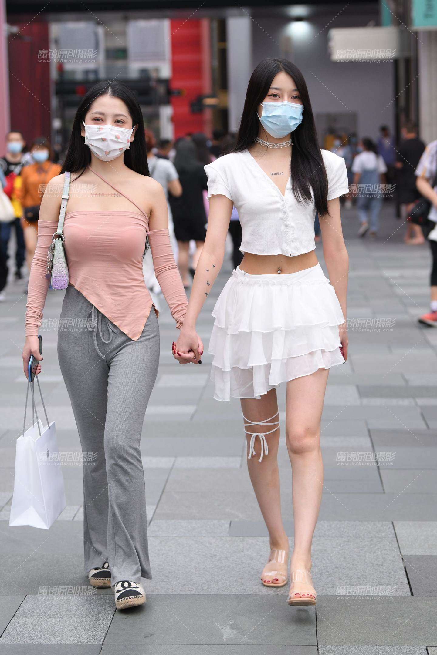 图片[1]-紧身VS美腿-街拍流行馆