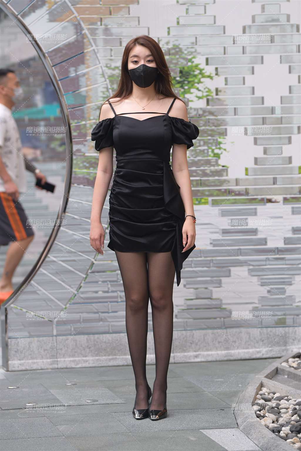 图片[1]-爱穿丝袜的美女-街拍流行馆