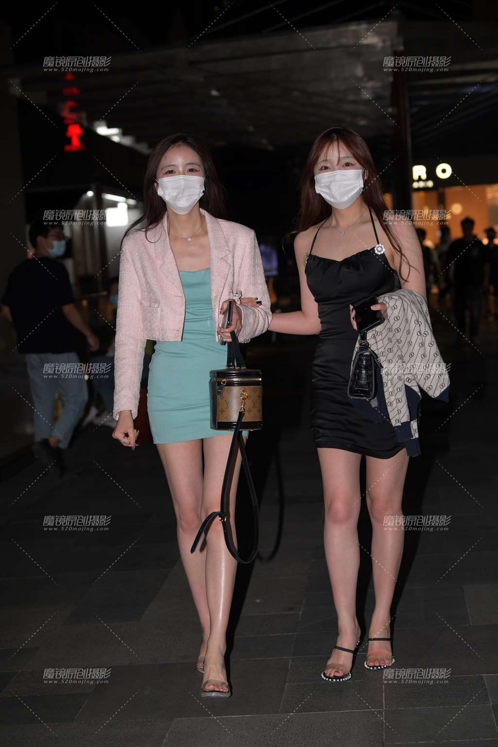 图片[1]-美腿凉拖俩闺蜜-街拍流行馆