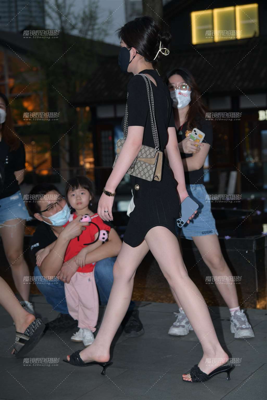 图片[5]-白皙凉拖美腿美女-街拍流行馆