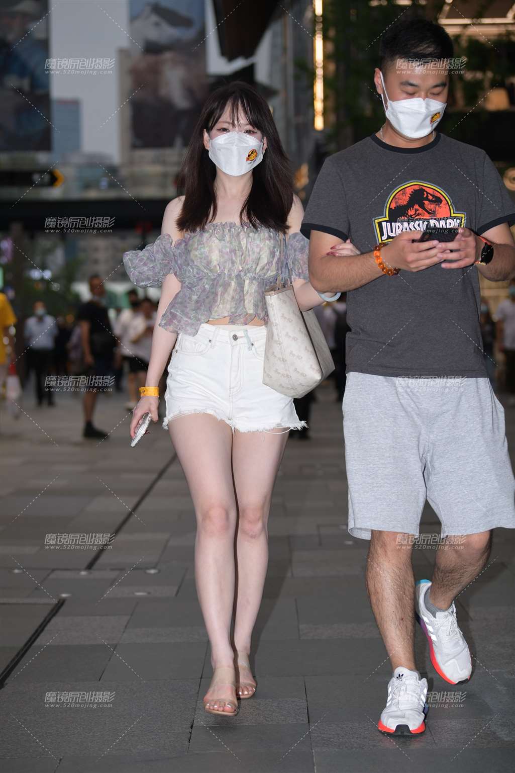 图片[1]-白热裤，大白腿-街拍流行馆