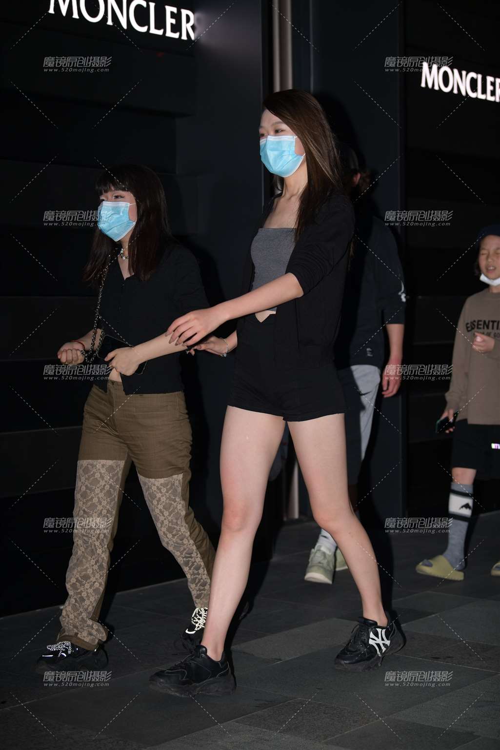 图片[1]-热裤大长腿小姐姐-街拍流行馆