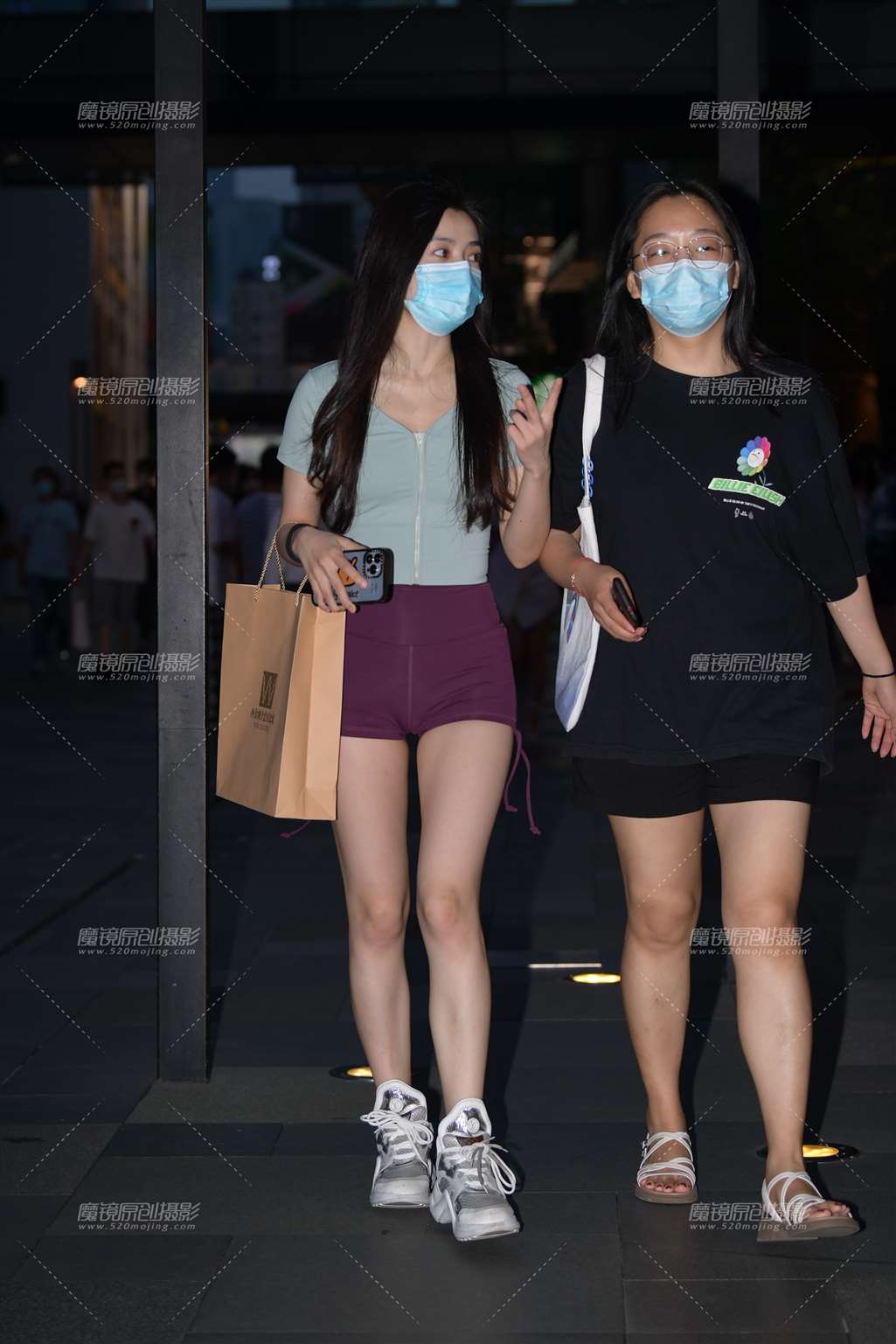 图片[4]-紧致热裤女孩-街拍流行馆