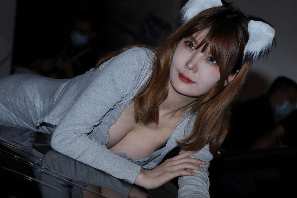 图片[1]-浅色连衣裙猫女-街拍流行馆