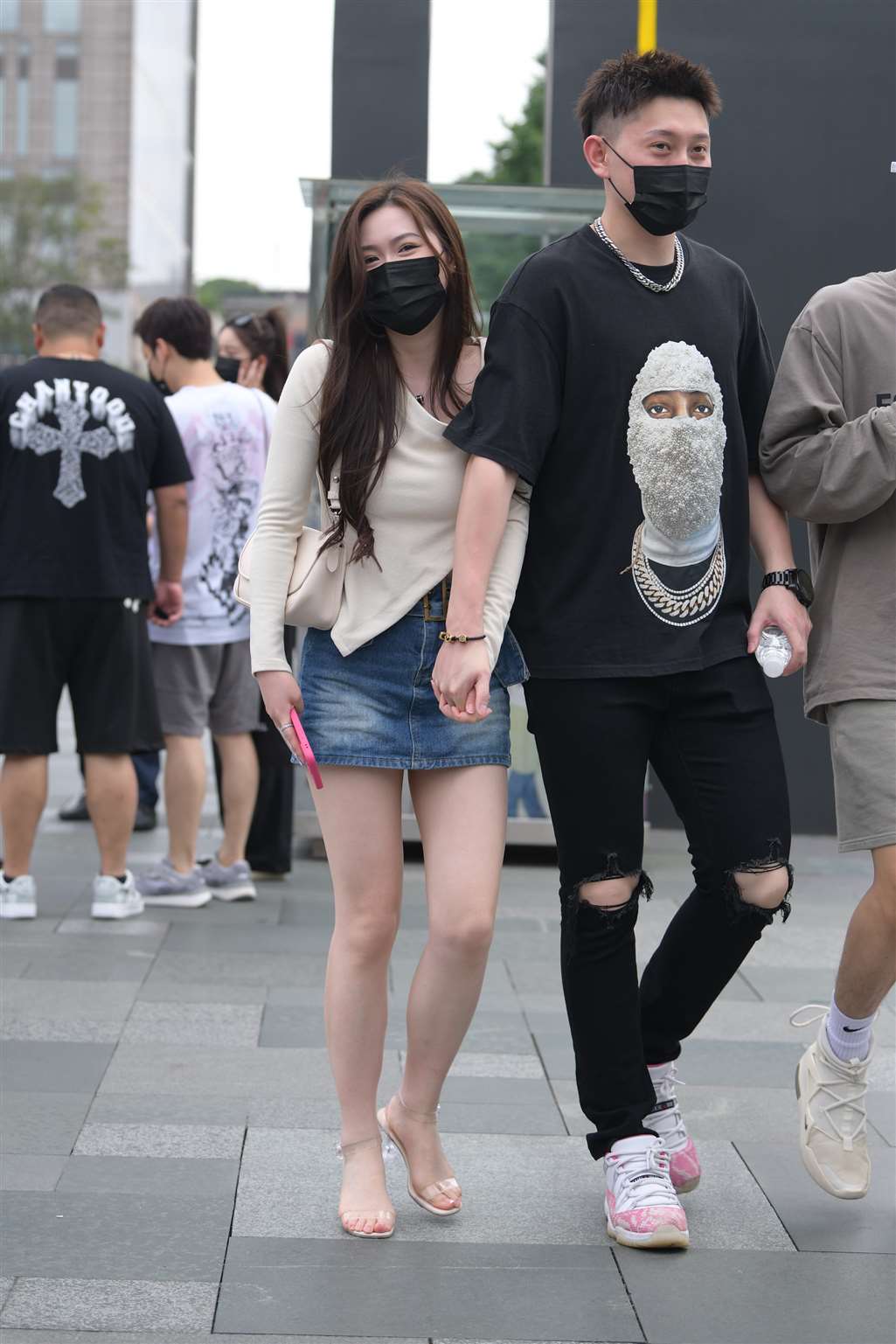 图片[1]-牛仔短裙女友-街拍流行馆