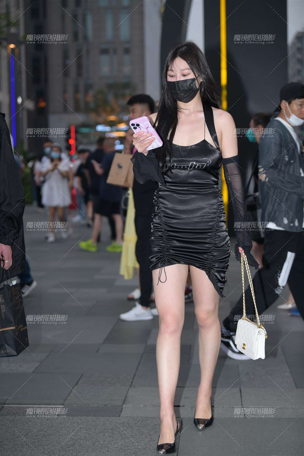 图片[1]-黑色吊带裙-街拍流行馆