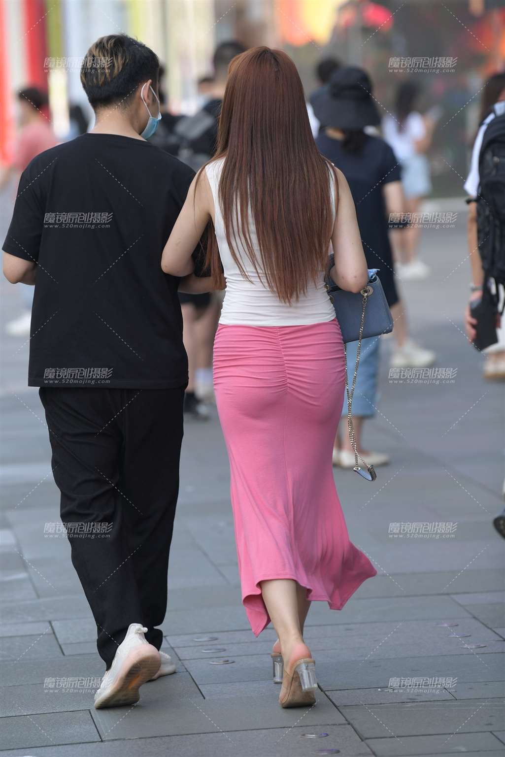 图片[2]-粉色包臀裙女友-街拍流行馆