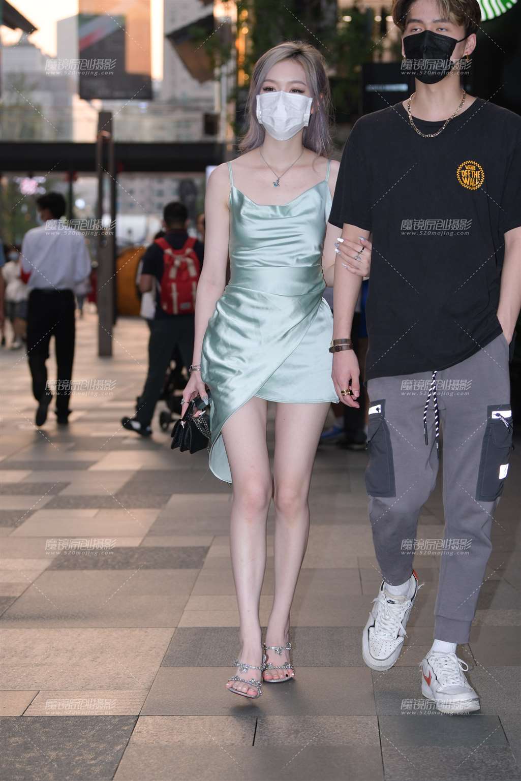 图片[1]-白皙美腿女友-街拍流行馆