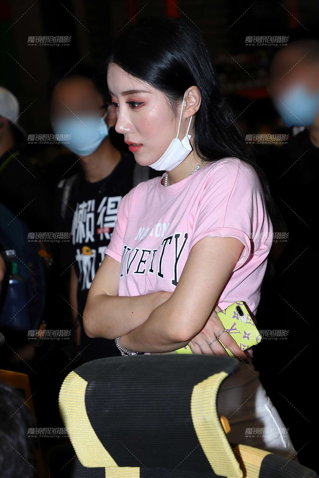 图片[1]-粉色上衣白色短裤舞者-街拍流行馆
