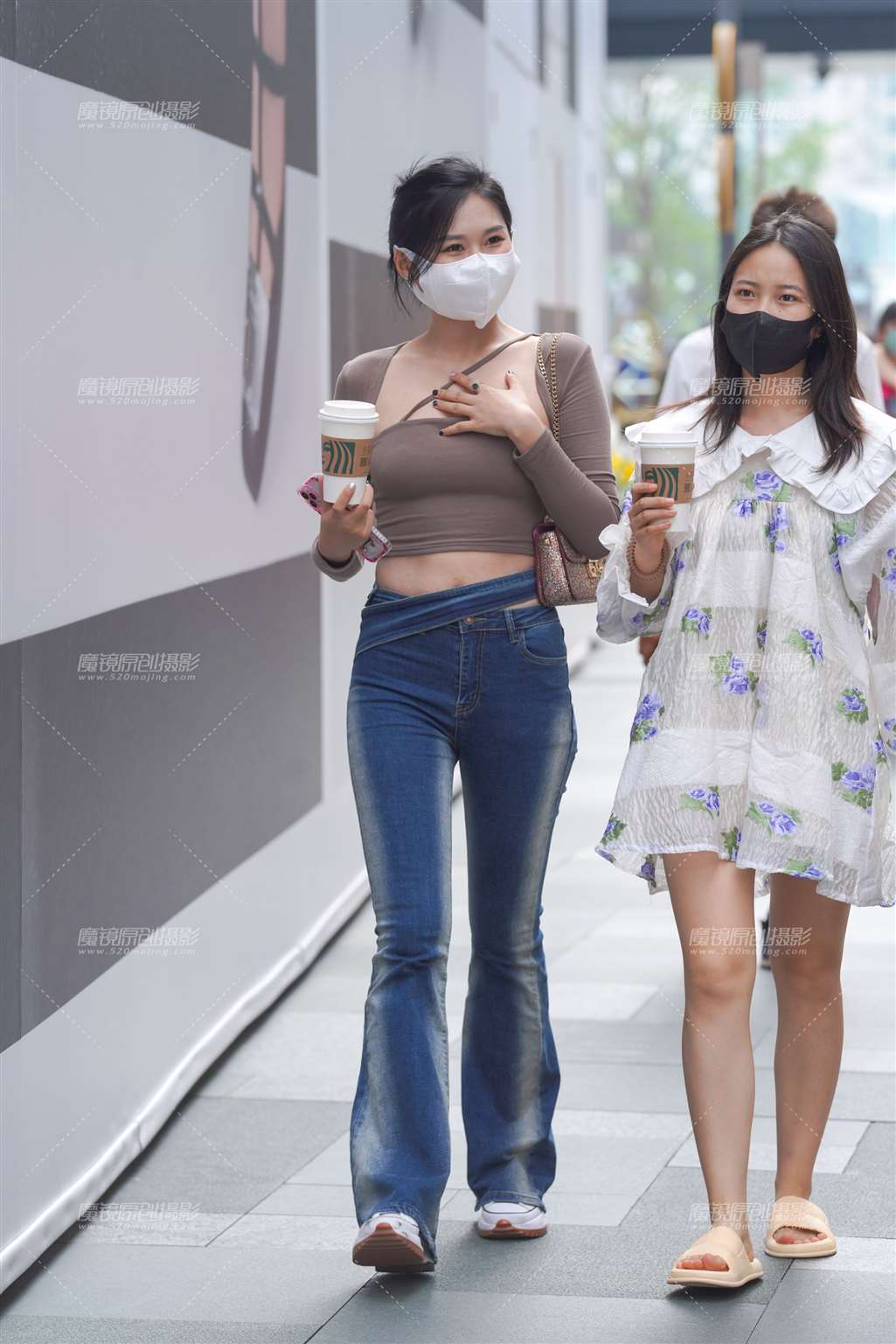 图片[1]-牛仔长腿美眉-街拍流行馆