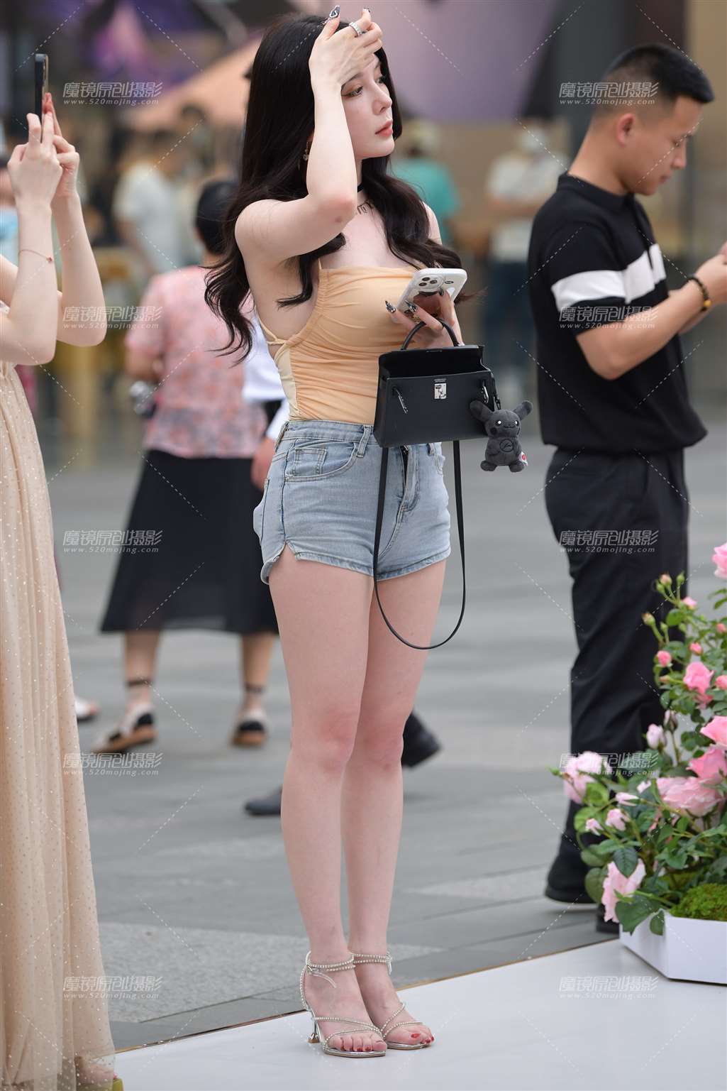 图片[1]-丰满紧致热裤美女-街拍流行馆