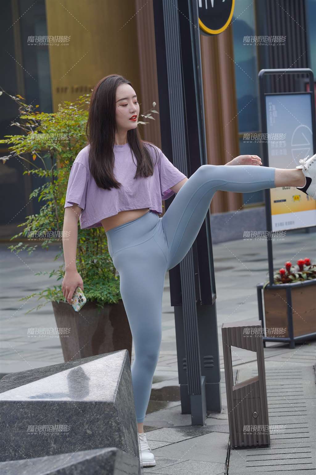 图片[1]-蓝色瑜伽裤小姐姐-街拍流行馆