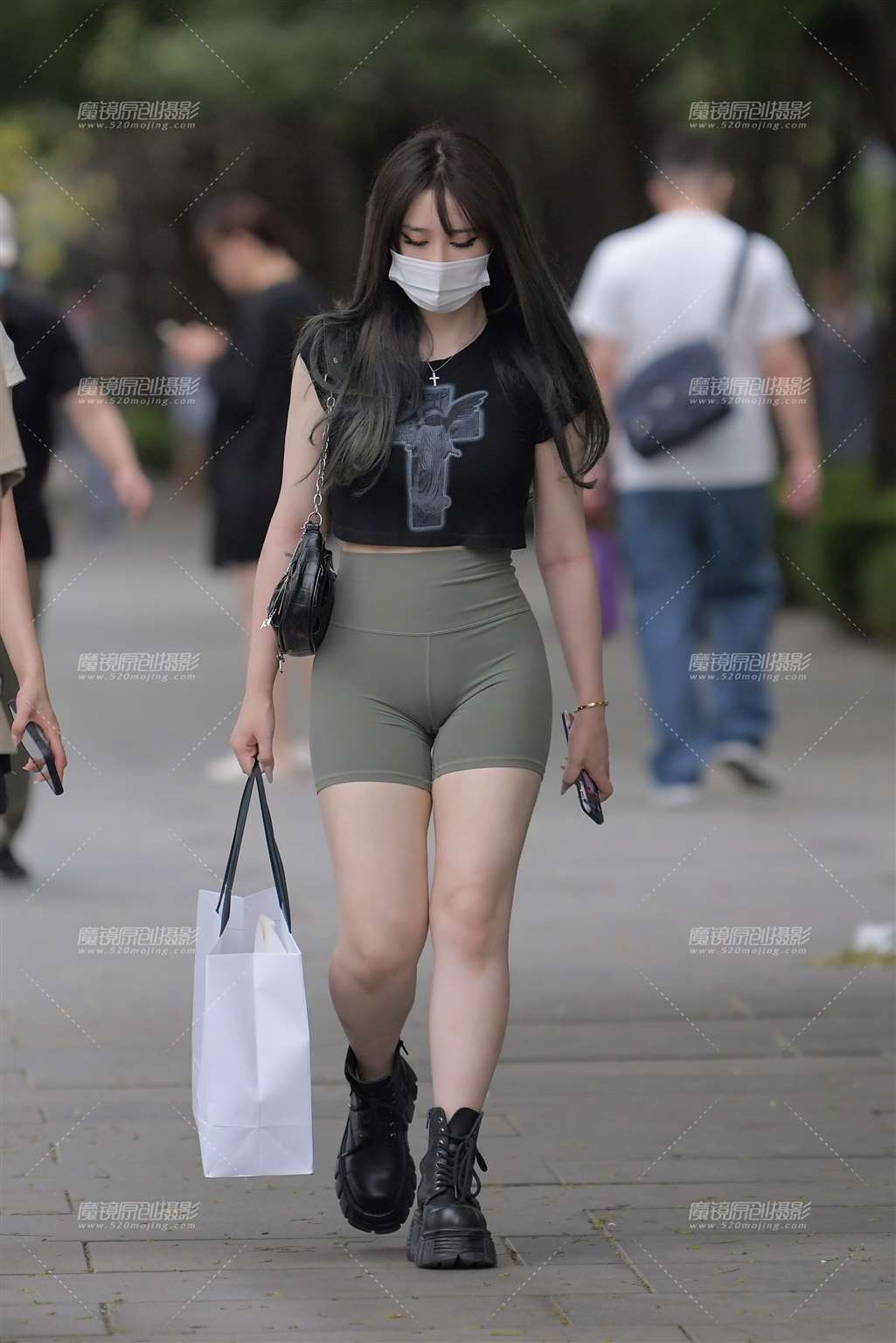 图片[1]-绿色瑜伽短裤小妹-街拍流行馆