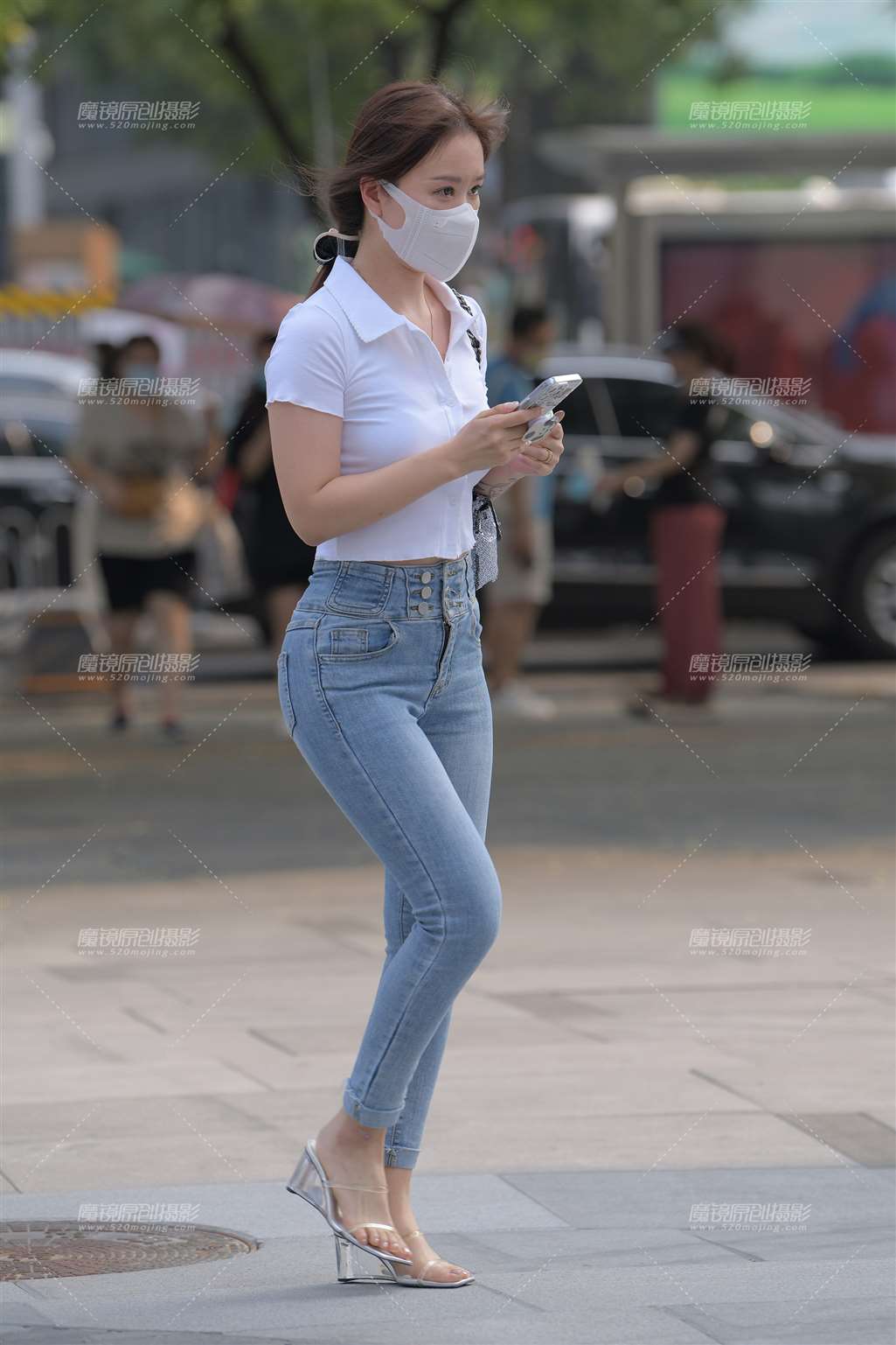 图片[1]-蓝色牛仔裤美女-街拍流行馆