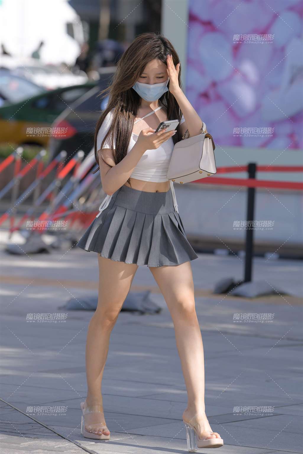 图片[1]-灰色百褶短裙美眉-街拍流行馆