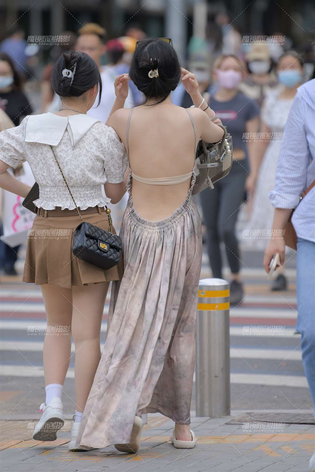图片[1]-露背长裙-街拍流行馆