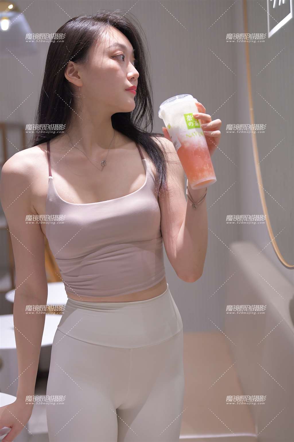 图片[1]-白色紧身裤美女-街拍流行馆