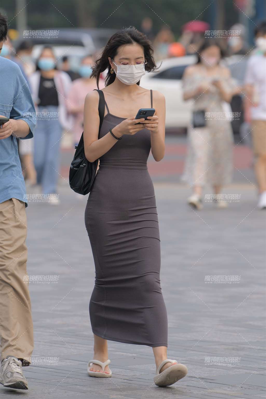 图片[1]-灰色贴身长裙-街拍流行馆