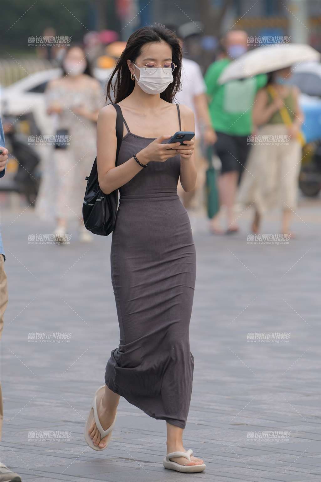 图片[3]-灰色贴身长裙-街拍流行馆