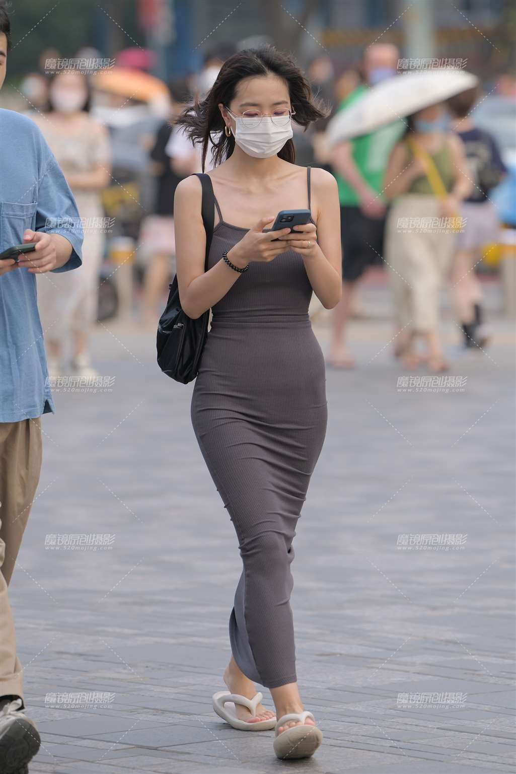 图片[4]-灰色贴身长裙-街拍流行馆