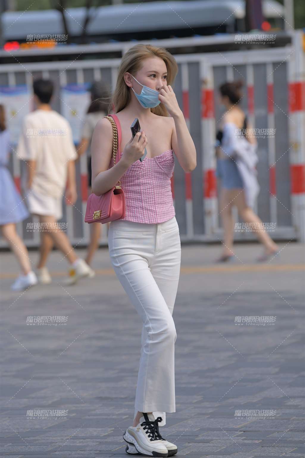 图片[1]-小格纹低胸白裤美女-街拍流行馆