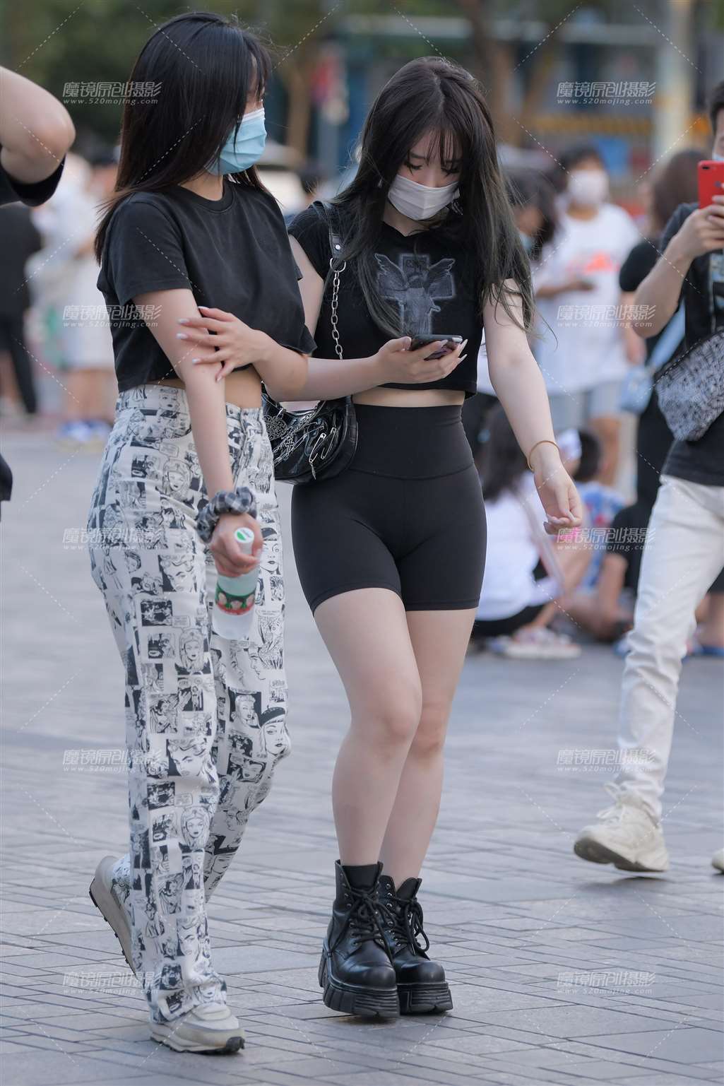 图片[1]-黑色瑜伽短裤小妹-街拍流行馆