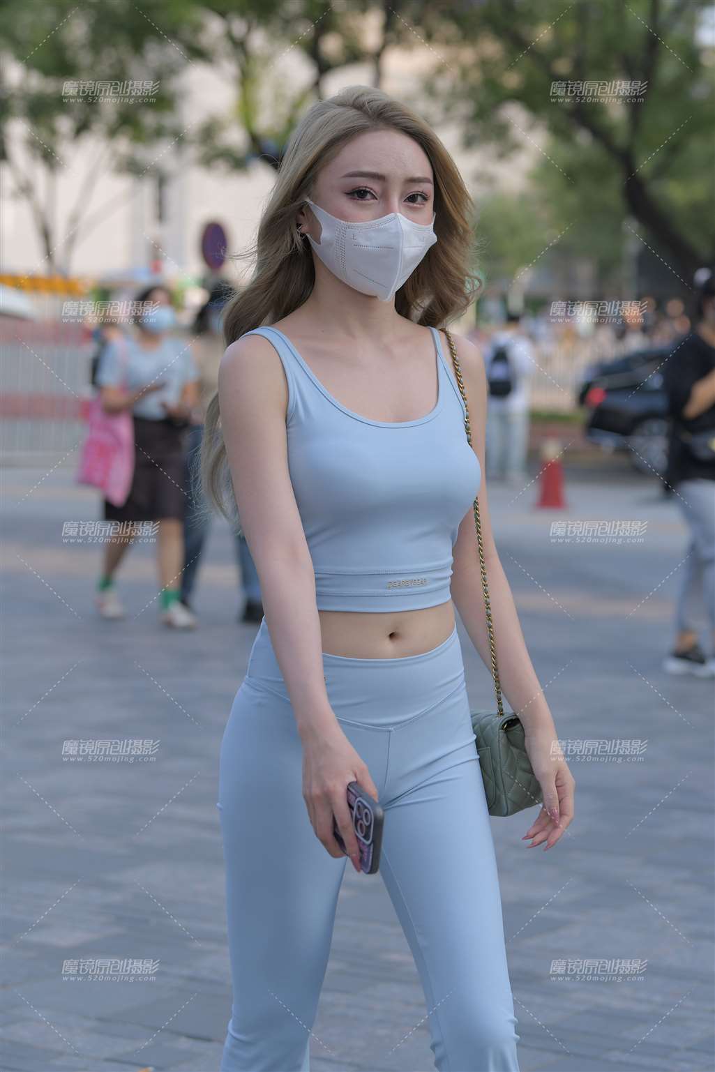 图片[1]-仲夏的天很蓝-街拍流行馆