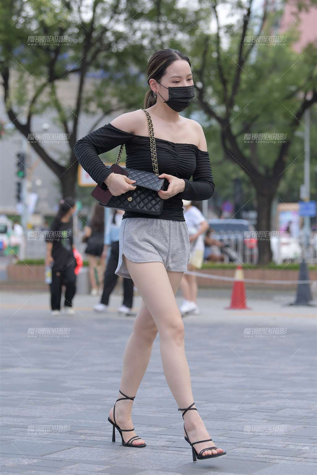 图片[1]-黑色细带高跟鞋、长腿美女-街拍流行馆