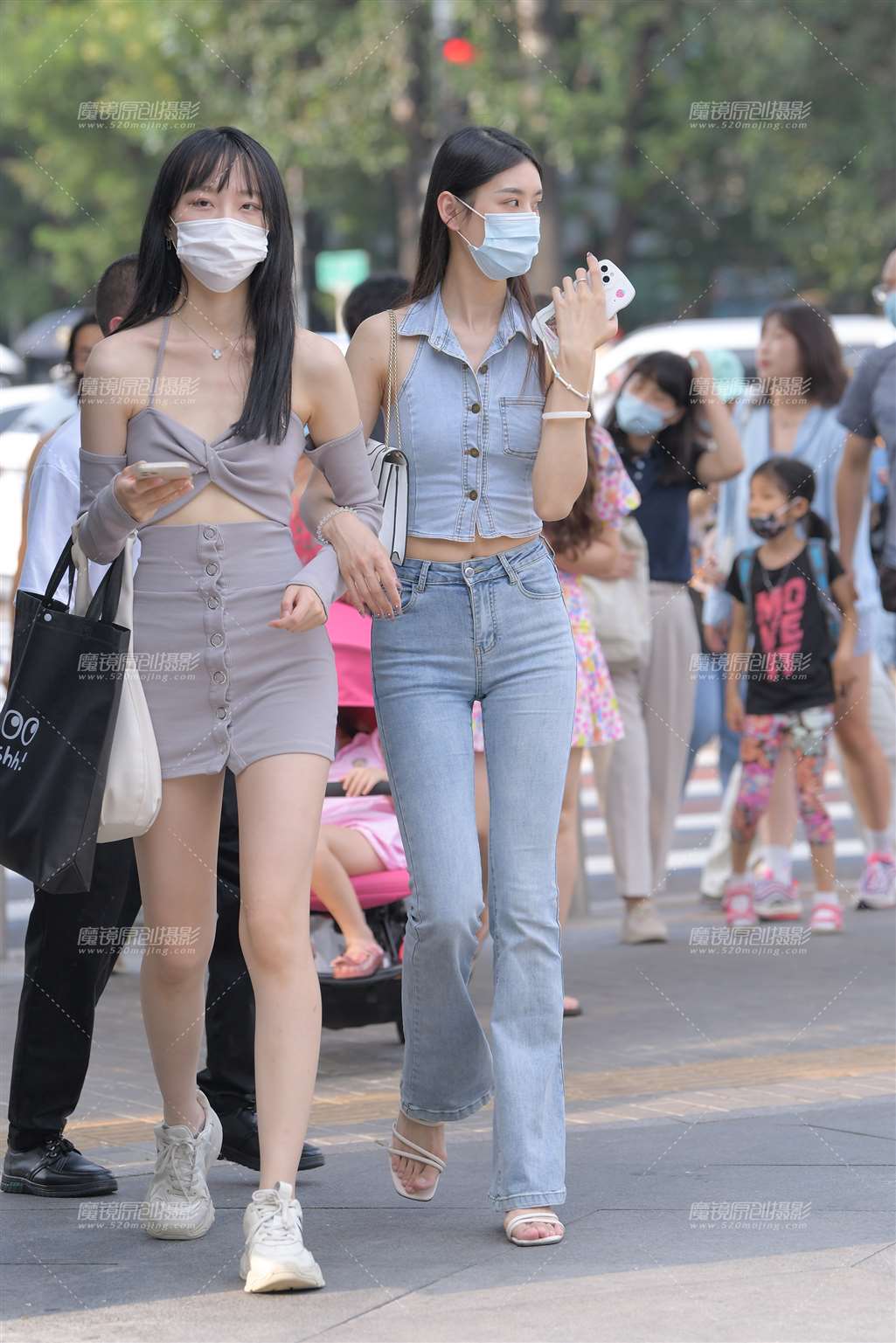 图片[1]-高挑紧身牛仔裤美女-街拍流行馆