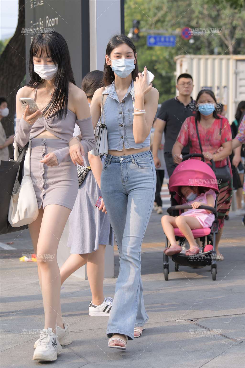 图片[4]-高挑紧身牛仔裤美女-街拍流行馆