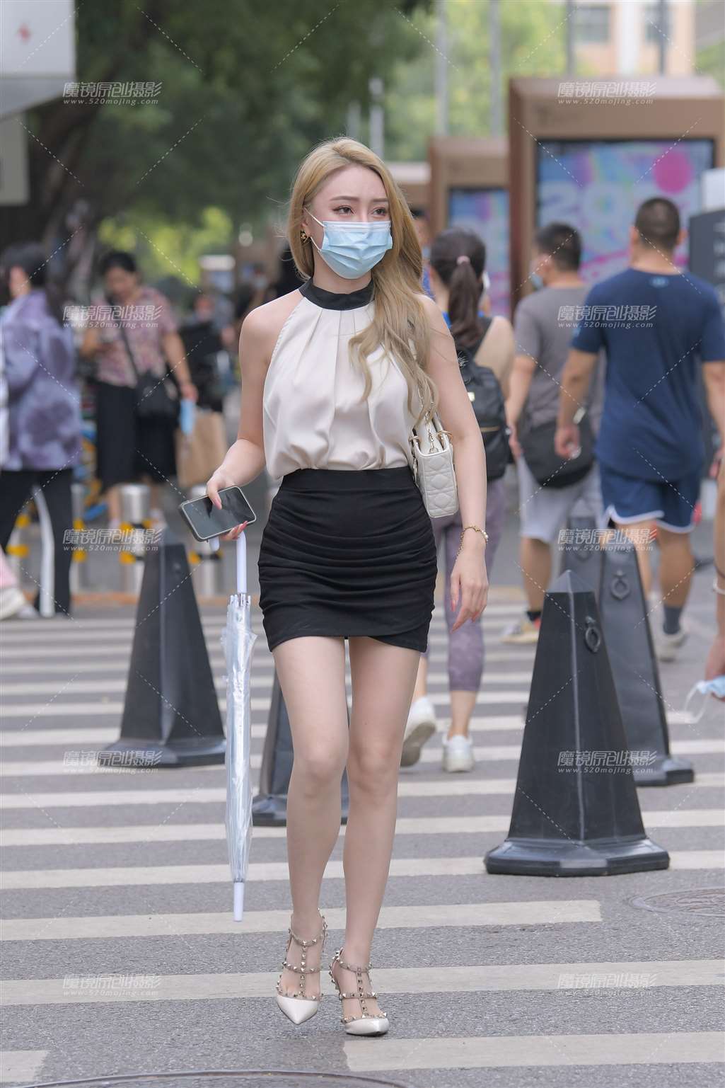 图片[1]-柳钉高跟、黑色包臀裙美女-街拍流行馆