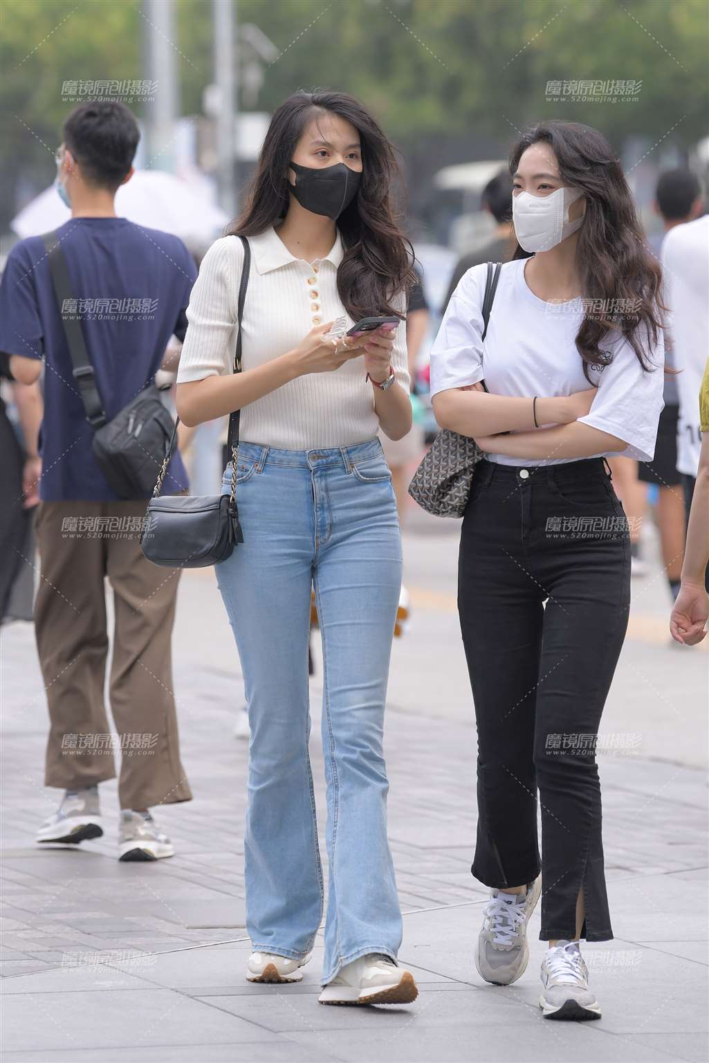 图片[1]-蓝色牛仔裤美女-街拍流行馆