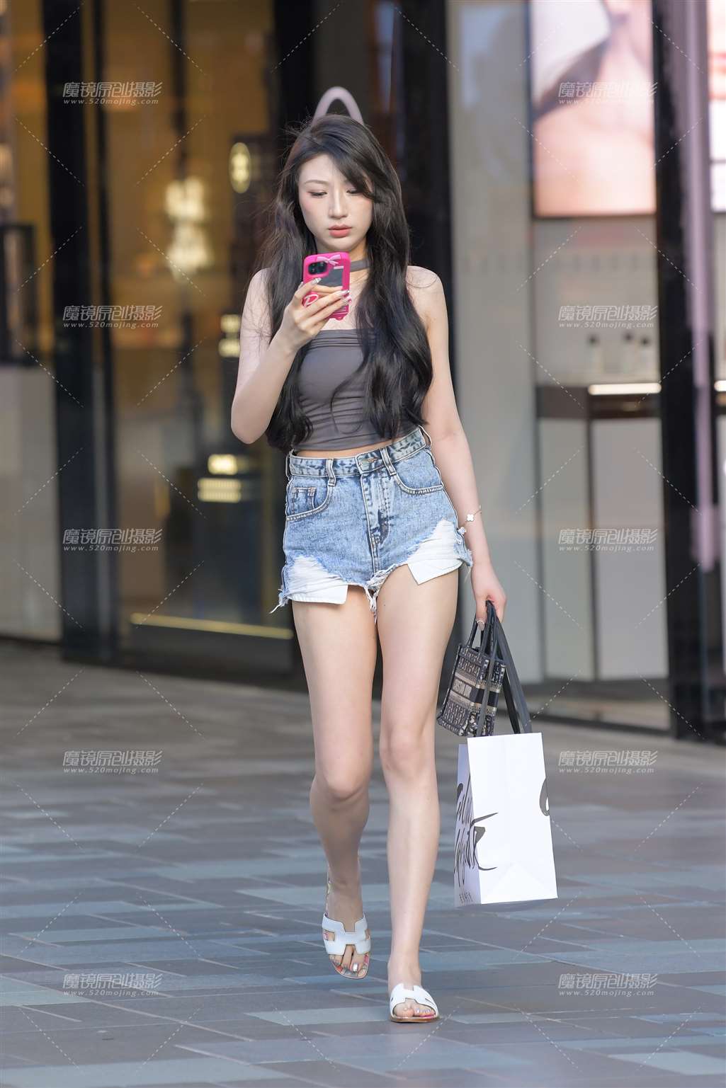 图片[1]-牛仔热裤美女-街拍流行馆