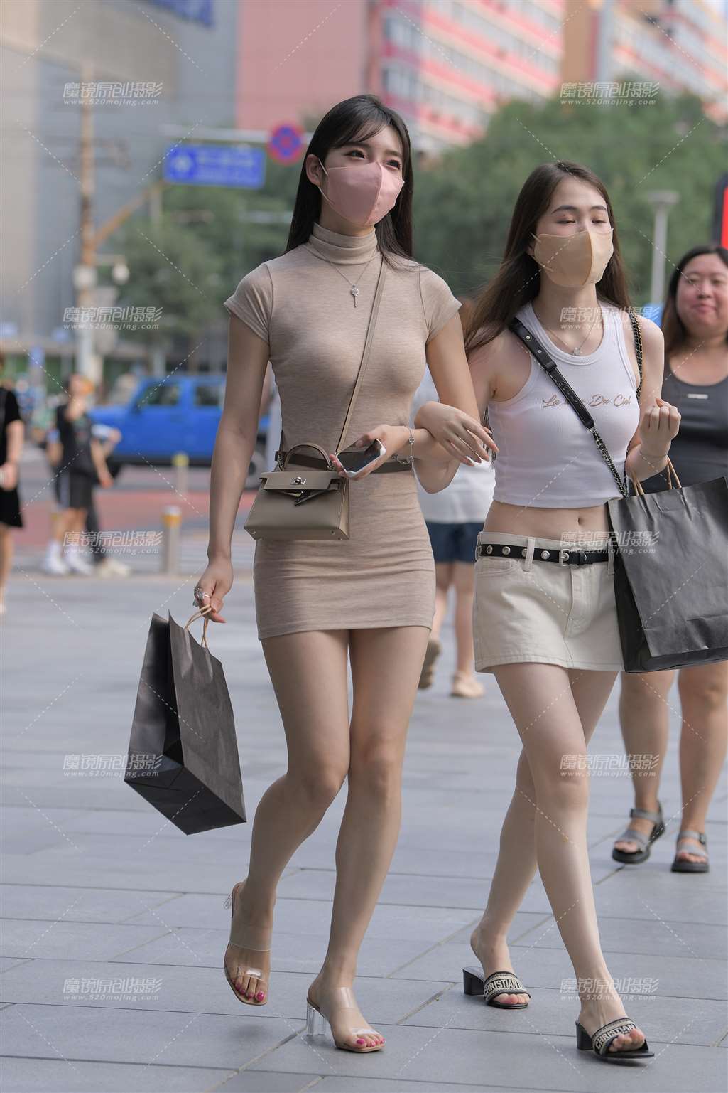 图片[1]-浅黄色包臀裙美女-街拍流行馆