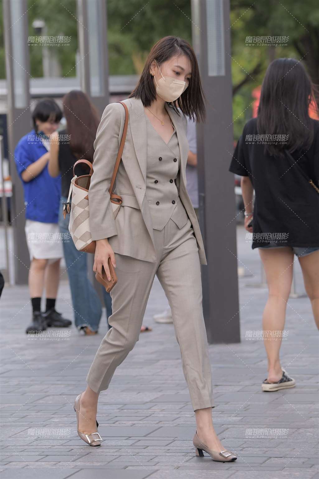 图片[1]-优雅的制服美女-街拍流行馆
