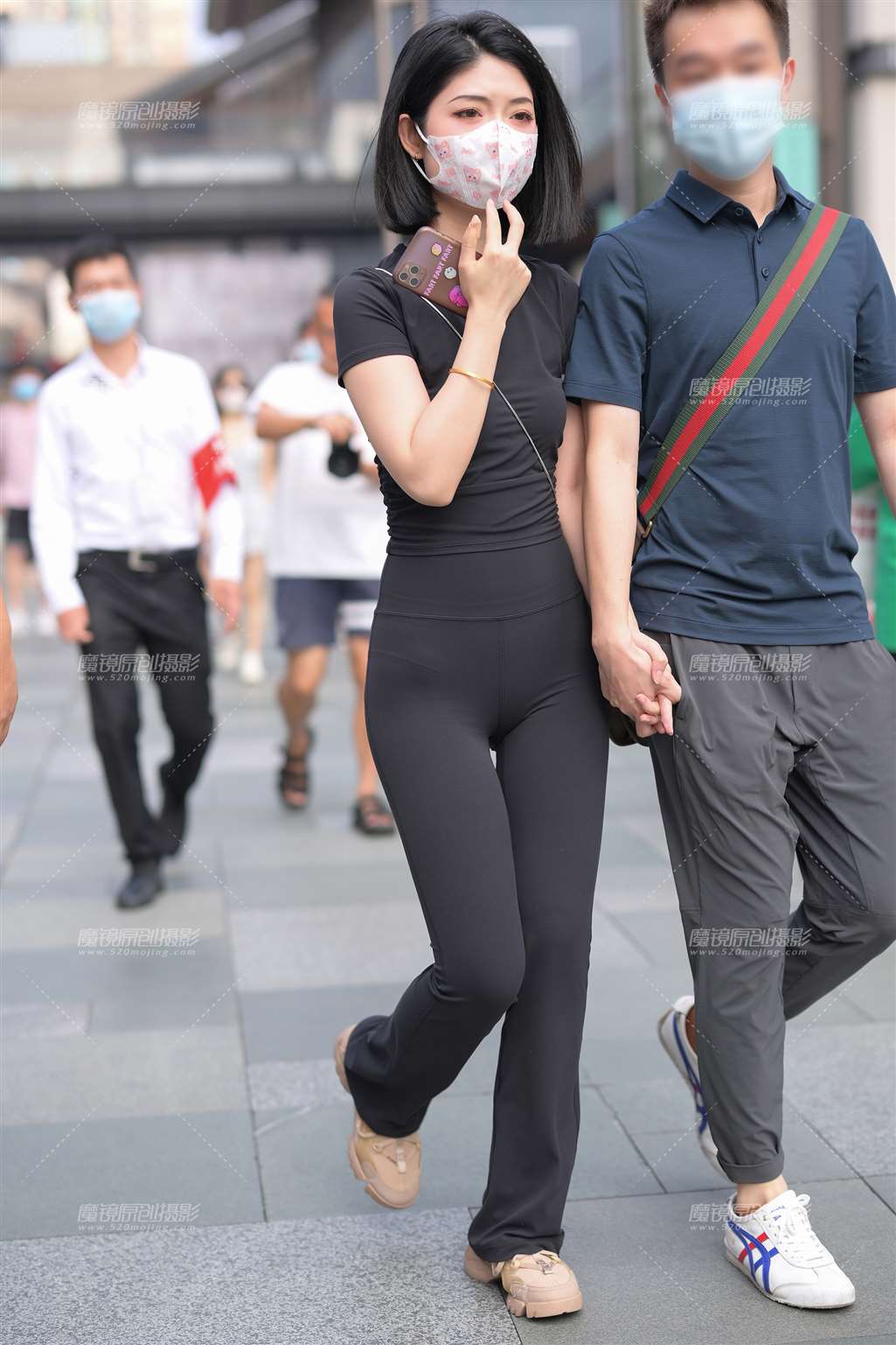 图片[1]-黑色紧身裤美女-街拍流行馆