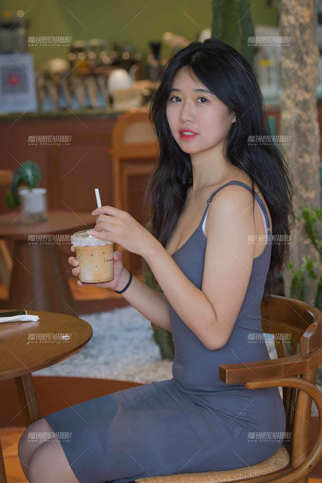 图片[1]-灰裙美女-街拍流行馆