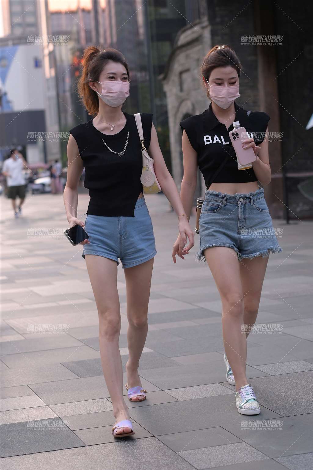 图片[1]-热裤美腿姐妹花-街拍流行馆