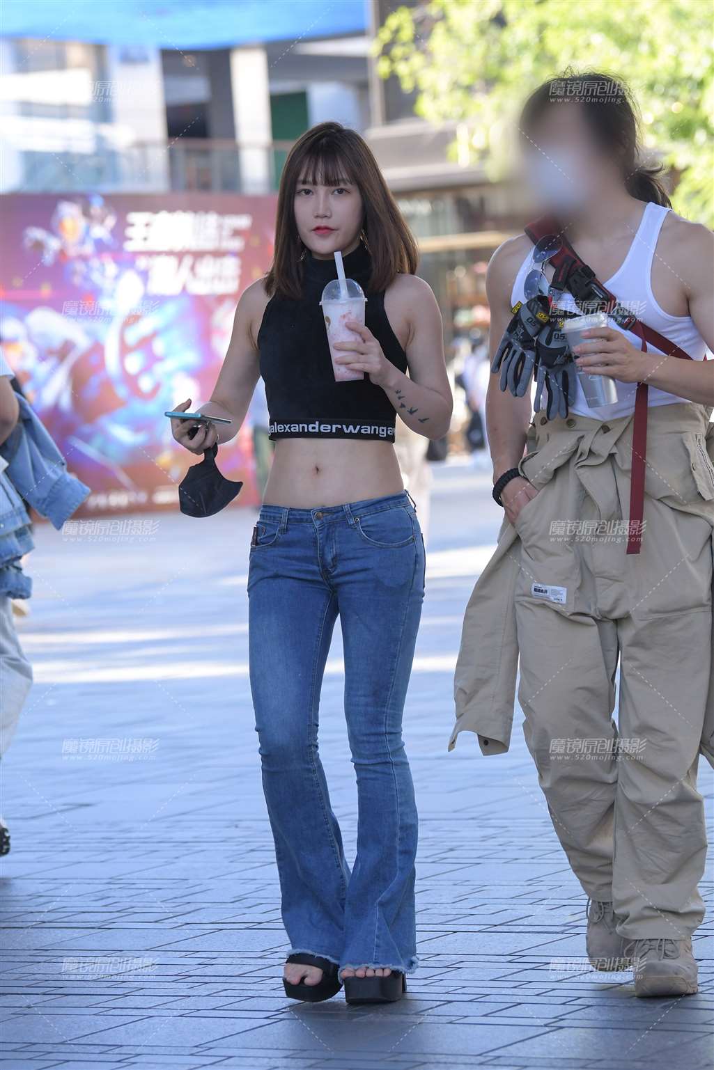 图片[1]-性感低腰牛仔裤美女-街拍流行馆