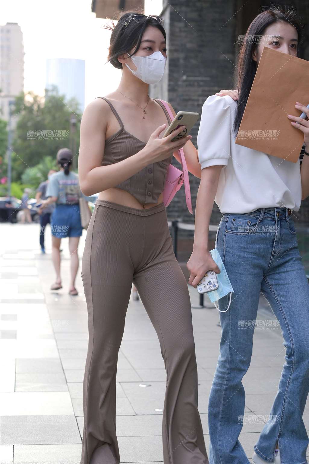 图片[1]-饱满圆润紧身美女-街拍流行馆