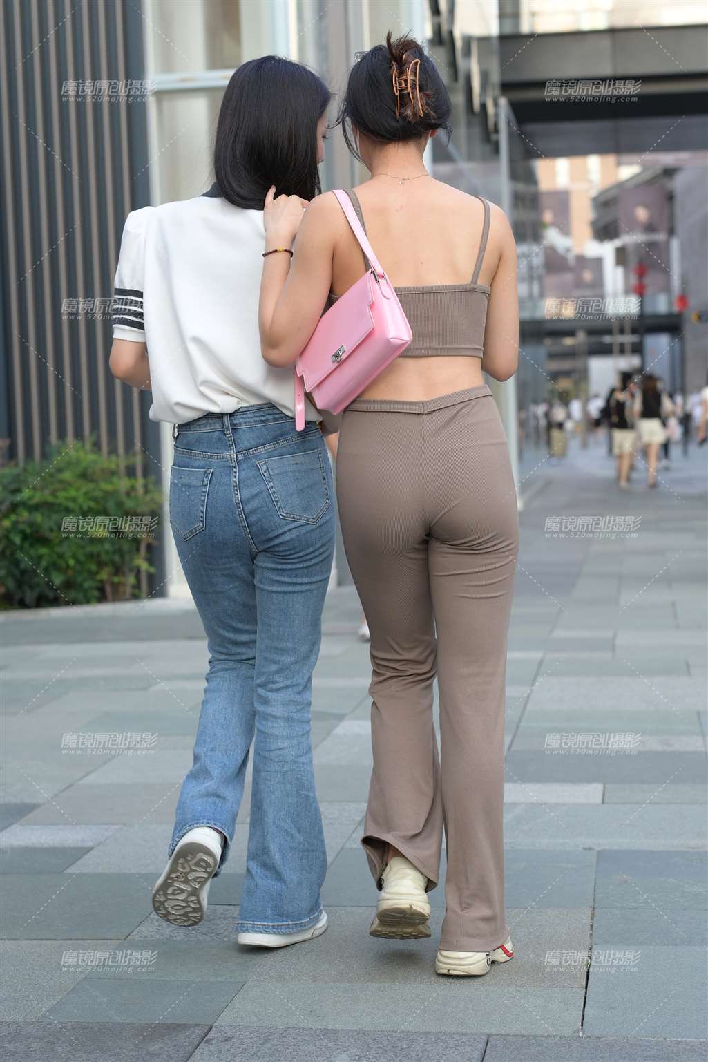 图片[2]-饱满圆润紧身美女-街拍流行馆