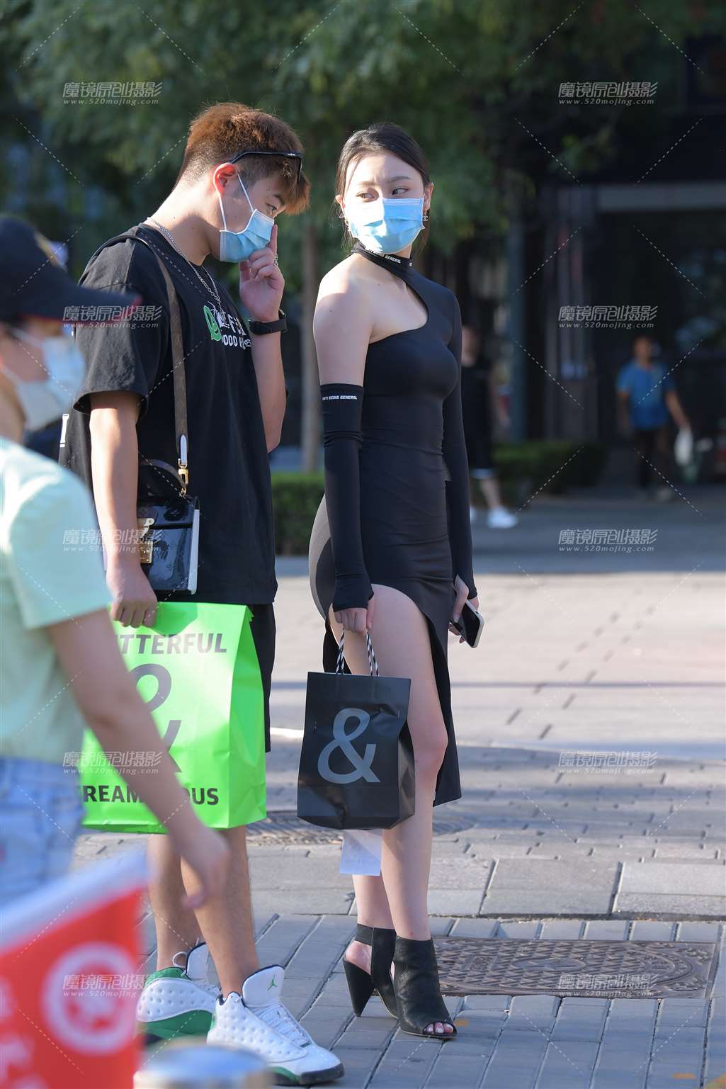 图片[2]-性感斜领开叉黑色包臀裙美女-街拍流行馆