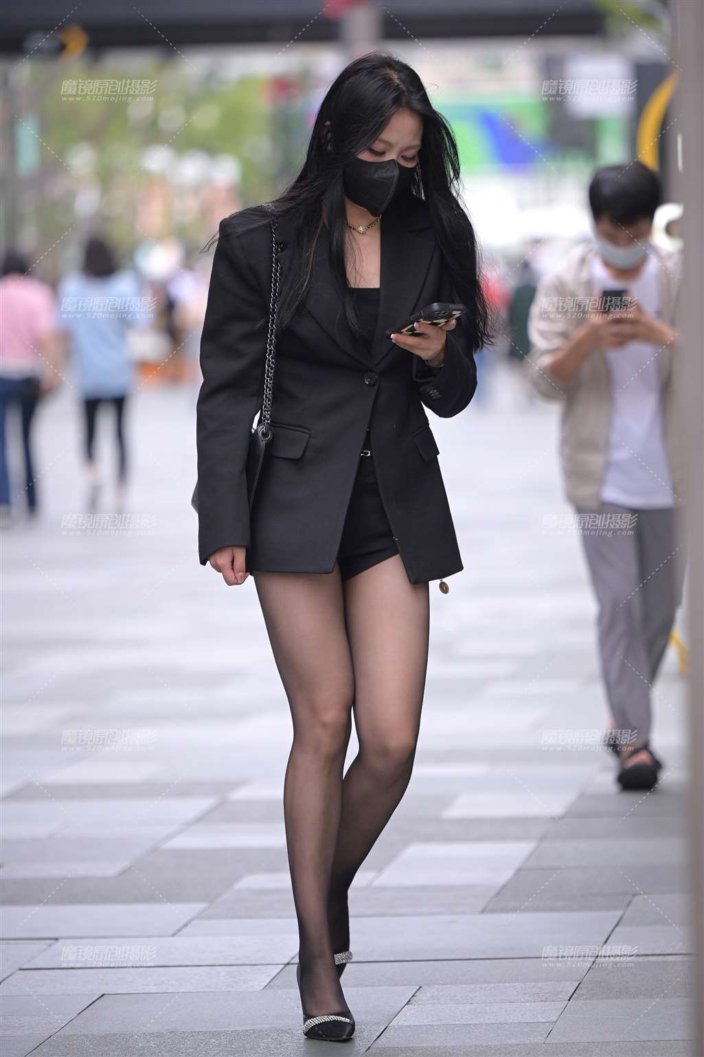 图片[3]-打电话的黑丝热裤美女-街拍流行馆